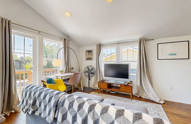 Luftiger Rückzugsort mit kostenfreiem WLAN, Balkon und Küche im Herzen von NE Portland!