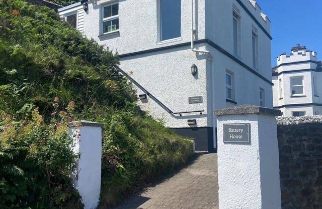 Airy seaside apartment overlooking beach - ideal for exploring West Cornwall
