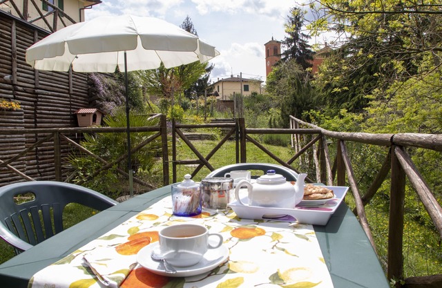 Studio im Garten und Blick auf den Apenninenwald