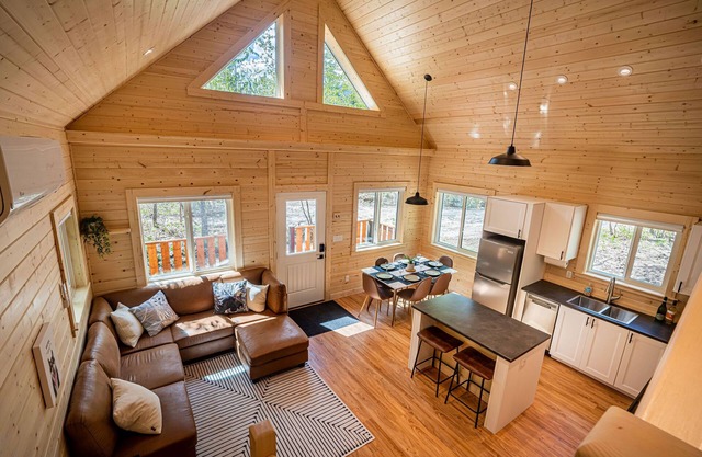 Akira Lodge - Alpha Mountain Lodging + Sauna