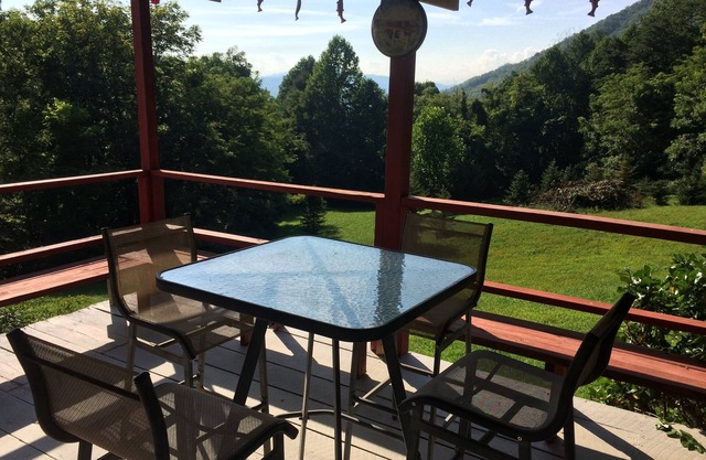 Alarka Cabin Guest House mit tollen Sonnenuntergängen in den Bergen und WiFi inklusive
