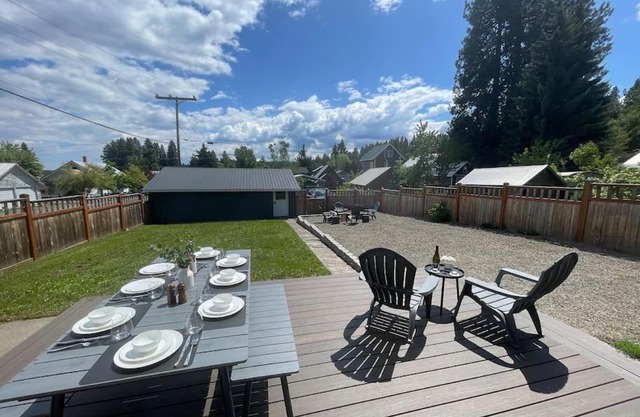 ALASKA - Roslyn Retreat RV Parking with Snowmobile, Hiking, Near Downtown