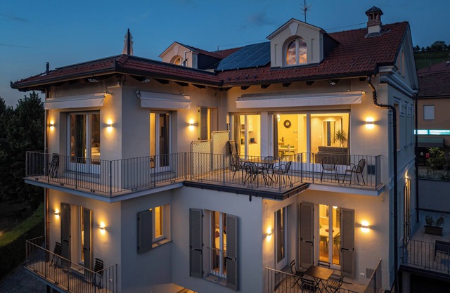 Alba Palace Luxury Apartments - Red