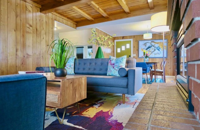 Albany · Modern home w firepit & foosball