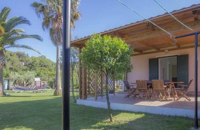 Albero del Pepe 2 with lush garden