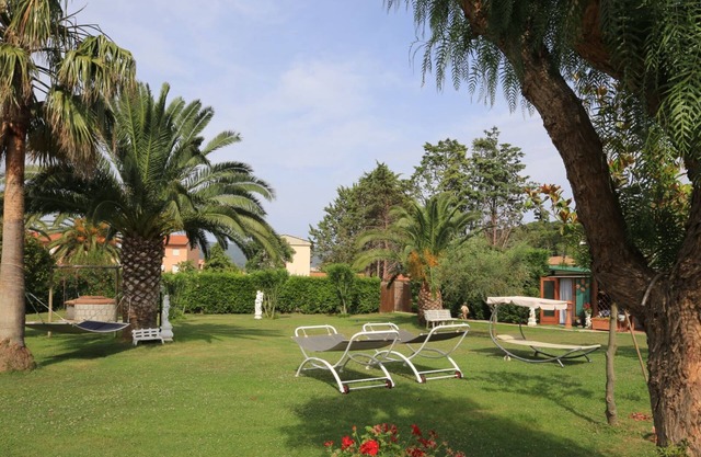 Three-room apartment with garden very close to the center and the beach of Marina di Campo