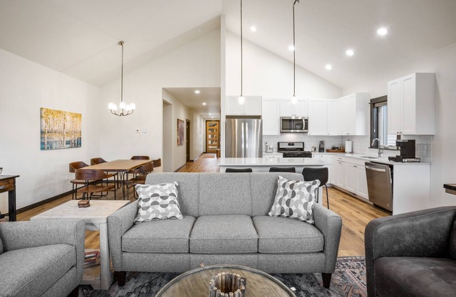 Albrey Trail Retreat - New Townhouse Located in Bozeman's Four Corners Area