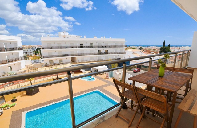ALBUFEIRA – POOL- UND MEERBLICK