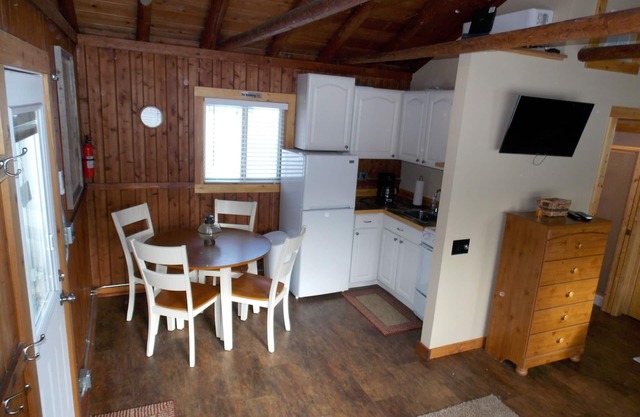 Alden Sunrise Cabin in der malerischen Innenstadt von Alden in der Nähe von Torch Lake