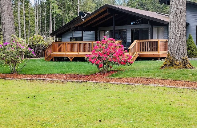 Alderbrook 2 Bedroom Golf Course Home w/ View & Hot Tub