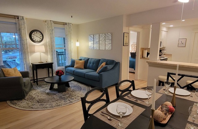 Aldine Bowman Suite STUNNING updated 2-bdrm w/lake views in the heart of CHQ!