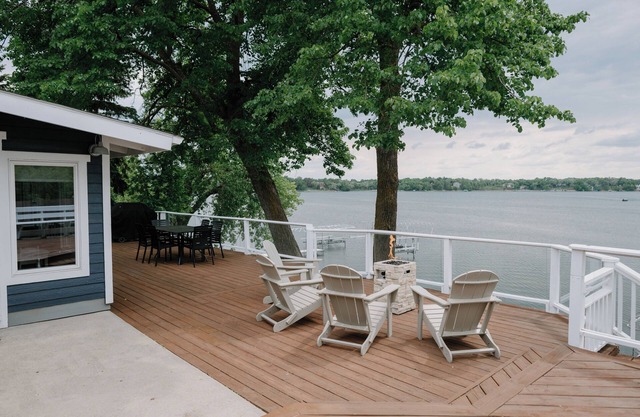 Alex Landing: Waterfront getaway on Chain of Lakes - best location & views!