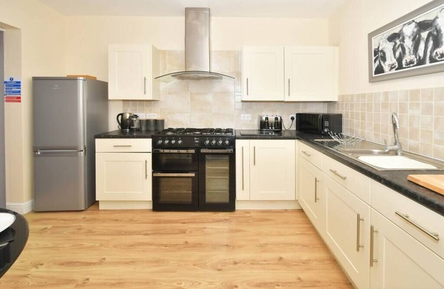 Madeley House by YourStays: