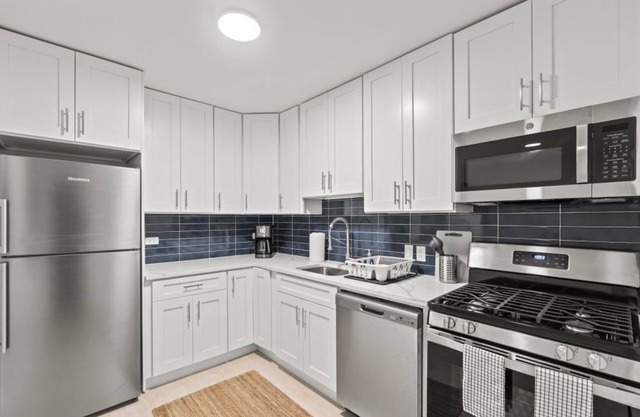 Alexandria Inviting 3BR Condo: Perfect for Family Living