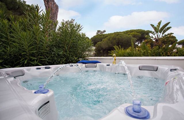 500 m vom Strand Villa mit eigenem Whirlpool