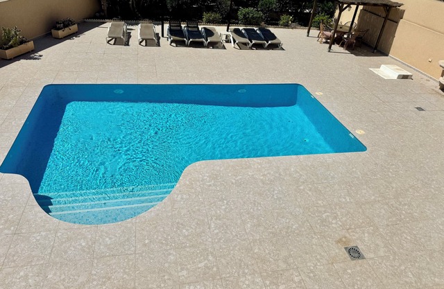 Alicante Villa mit Klimaanlage und privatem Pool mit großem, sicherem, gefliestem Sonnenbereich