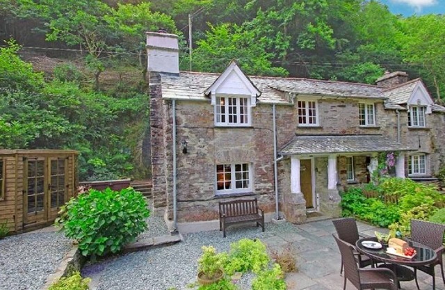 Alice Cottage, steht im schönen bewaldeten Tal am Watergate