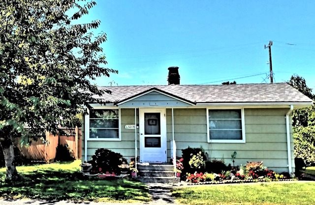 Alki beach cottage 2BR AC breakfast items HS-WIFI queen bds W/D I BK. to beach