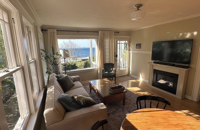 Alki Coastal Charm: Stunning Views, Steps to Beach