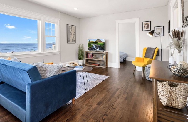 Alki/Perfect Location/FAST WiFi/Steps to Beach