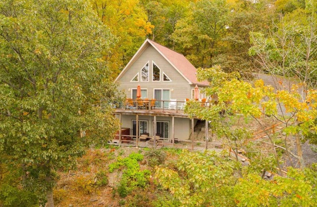 Alle Gedeckt heraus: "Beautiful Chalet-Stil Seneca Lake Home"