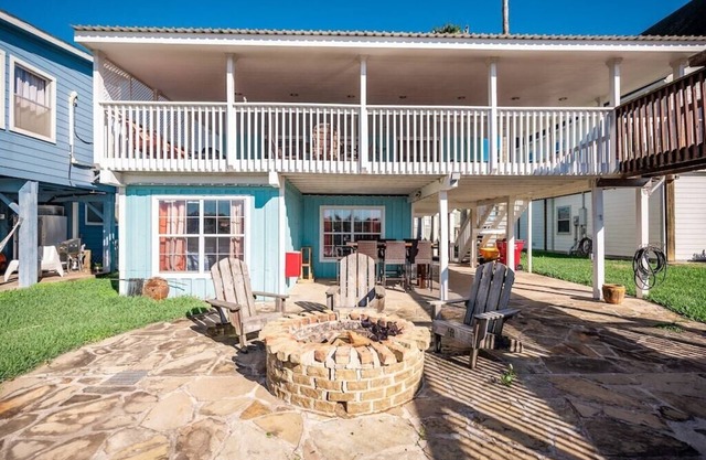 All Decked Out - Spacious Home with Fabulous River Views