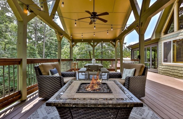All Decked Out w/ Hot tub 4 BR+Loft, Game Room