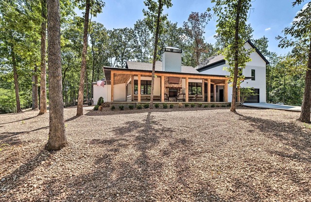 All-Encompassing Lakehouse w/ Modern Accents!