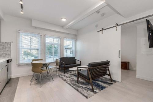 All-Inclusive Downtown Charm with Complete Amenities