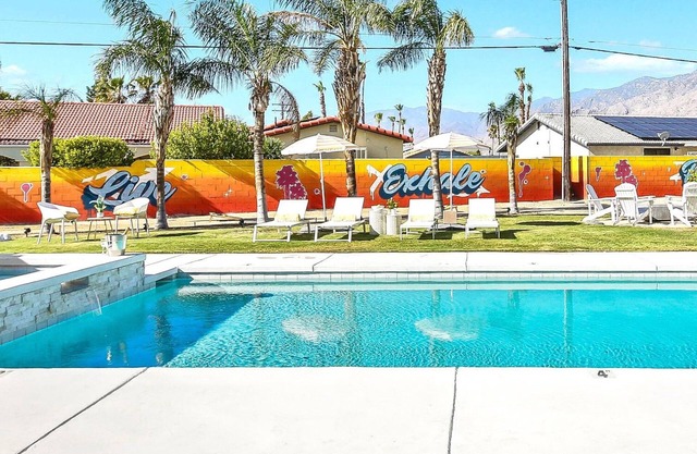 All-Inclusive Pickleball Villa! Downtown/Volleyball Court/Heated Pool/Spa