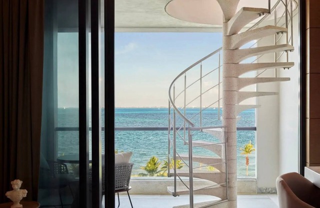 All-inclusive: Vibrant Beachfront Resort w/ Rooftop Jacuzzis & Ocean View