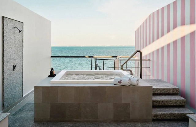 All-inclusive: Vibrant Beachfront Resort w/Rooftop Jacuzzis & Ocean View