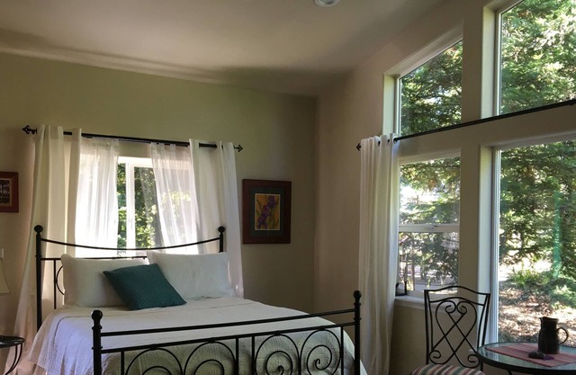 All Inn GuesthouseBig windows, vaulted ceilings, Very private park like setting