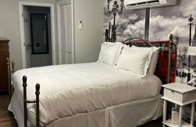 All New Studio apartment in center of town