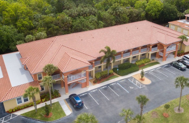 Wir stellen vor: Seashells & Sunrises! A 2 Bed 2 Bath Condo mit Pool & Strandnähe!