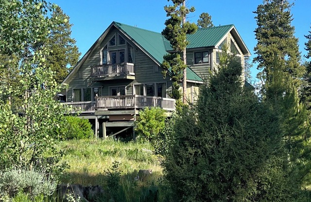 All season 5 br+ house; close to Winter Park and Granby Ranch skiing; hot tub