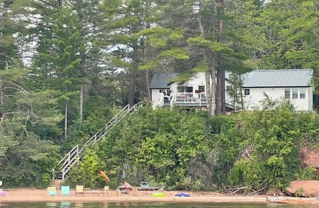 All season cottage with sauna overlooking the private beach on Lake Superior
