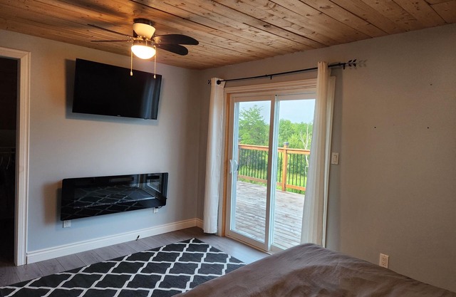 All-season cozy pet-friendly country retreat on 24 acres; mins to trails & lakes