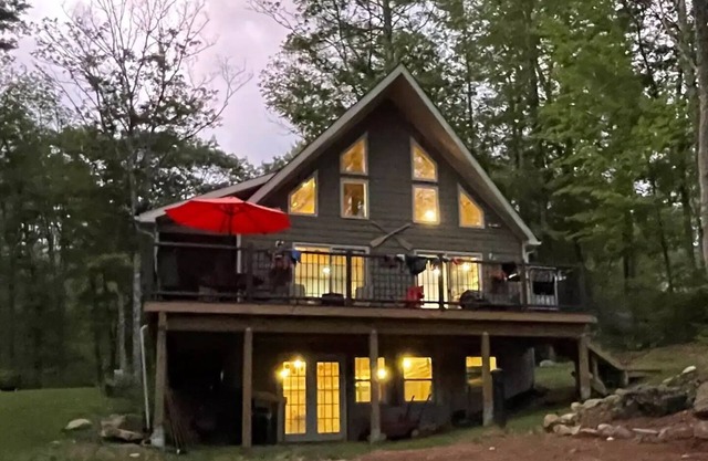 All season cozy waterfront cabin. Ideal get away.