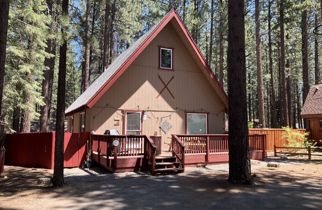 All-season, dog-friendly cabin with fireplace & deck - near Heavenly & beach