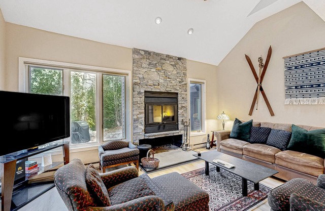 All-season landing pad with resort amenities, mtn views, & W/D - dog-friendly