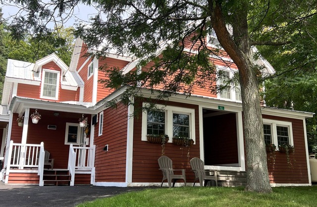 “All Season Village Getaway - Steps to the rail trail, river, and downtown”