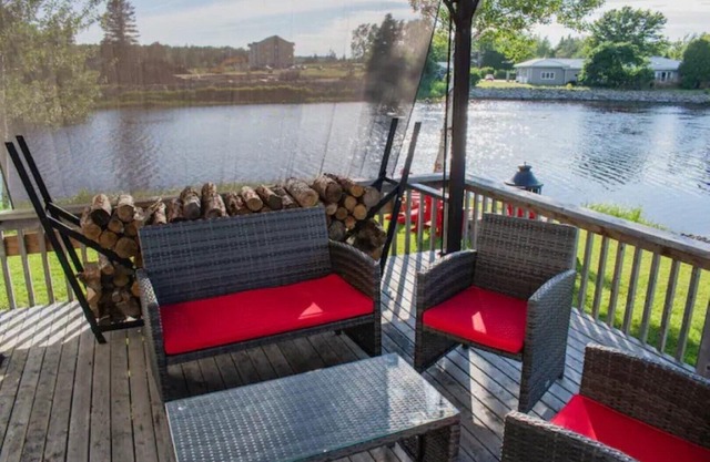 All-season waterfront 4-bedroom in Shediac