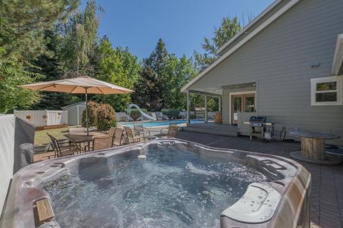 All Seasons Getaway by NW Comfy Cabins
