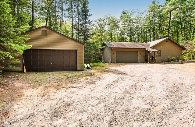 All-seasons home with walking trails, sledding hill, firepit, fireplaces & deck