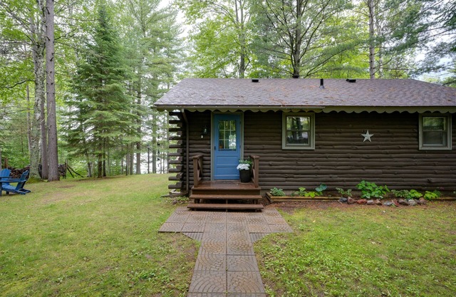 All-seasons lakefront cabin with dock, wood fireplace, kitchen, kayaks, & AC