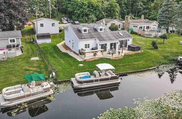 All Sports Big Wolf lake house that sleeps 12!