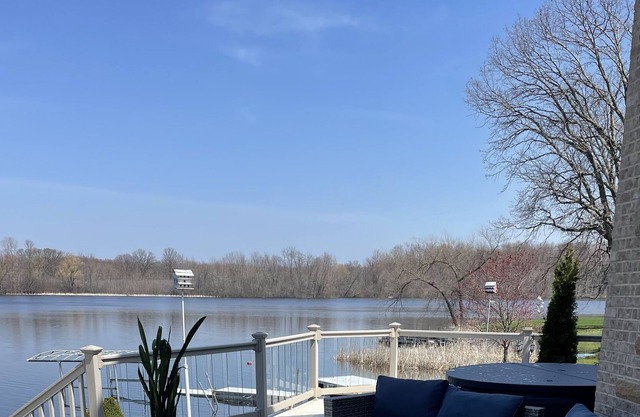 All sports Lakefront home 11 min. from downtown Ann Arbor