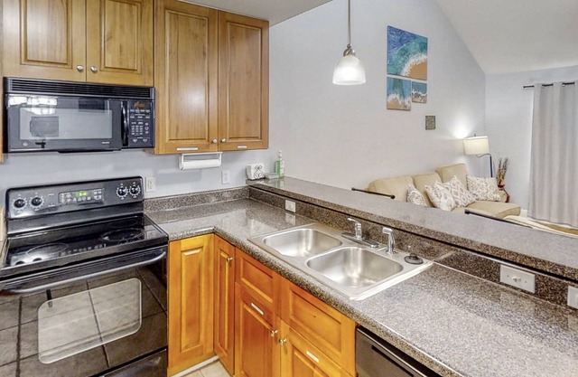 All-Suite Townhome with Smart TVs, WiFi, Printer, Full Kitchen - Fenced Yard