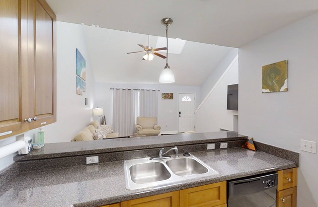 All-Suite Townhome with Smart TVs, WiFi, Printer, Full Kitchen - Fenced Yard